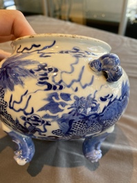 Een Chinese blauw-witte driepotige wierookbrander met mythische dieren, 19e eeuw