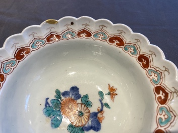 Een paar Japanse Kakiemon kommen met floraal decor, Edo, 17/18e eeuw