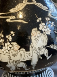 Een Chinese famille noire vaas met grisaille en ijzerrood decor, 19e eeuw