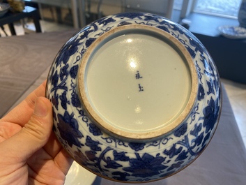 Paire d'assiettes en porcelaine de Chine 'Bleu de Hue' pour le Vietnam, marque Ngoạn ngọc 玩玉, 19&egrave;me