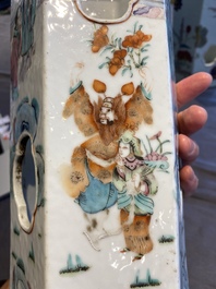 Trois porte-chapeaux ajour&eacute;s de forme hexagonale en porcelaine de Chine famille rose, 19&egrave;me