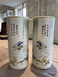 Paire de porte-chapeaux en porcelaine de Chine qianjiang cai, marque de 'Jiangxi Porcelain Company', 20&egrave;me