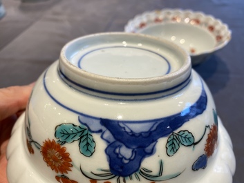 Een paar Japanse Kakiemon kommen met floraal decor, Edo, 17/18e eeuw