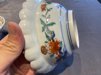 Een paar Japanse Kakiemon kommen met floraal decor, Edo, 17/18e eeuw