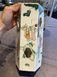 Trois porte-chapeaux ajour&eacute;s de forme hexagonale en porcelaine de Chine famille rose, 19&egrave;me