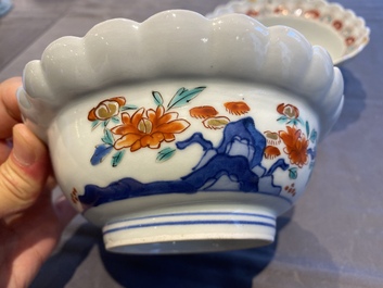 Een paar Japanse Kakiemon kommen met floraal decor, Edo, 17/18e eeuw