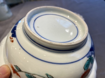 Een paar Japanse Kakiemon kommen met floraal decor, Edo, 17/18e eeuw