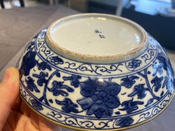 Paire d'assiettes en porcelaine de Chine 'Bleu de Hue' pour le Vietnam, marque Ngoạn ngọc 玩玉, 19&egrave;me