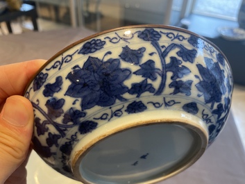 Een paar Chinese blauw-witte 'Bleu de Hue' borden voor de Vietnamese markt, Ngoạn ngọc 玩玉 merk, 19e eeuw