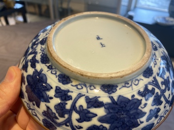 Een paar Chinese blauw-witte 'Bleu de Hue' borden voor de Vietnamese markt, Ngoạn ngọc 玩玉 merk, 19e eeuw