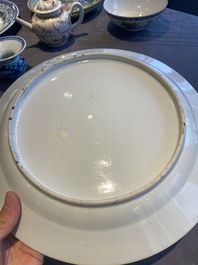 Trois plats, un bol, une th&eacute;i&egrave;re et un zhadou en porcelaine de Chine famille rose et en bleu et blanc,  18/19&egrave;me