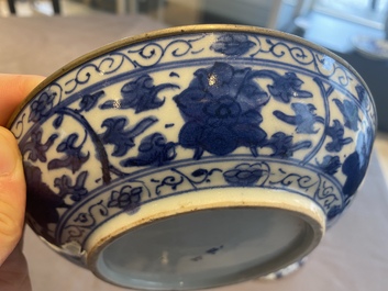 Paire d'assiettes en porcelaine de Chine 'Bleu de Hue' pour le Vietnam, marque Ngoạn ngọc 玩玉, 19&egrave;me