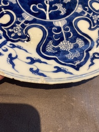 Six pi&egrave;ces en porcelaine de Chine en bleu et blanc, c&eacute;ladon et famille rose, 19/20&egrave;me