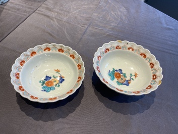 Paire de bols en porcelaine Kakiemon de Japon &agrave; d&eacute;cor floral, Edo, 17/18&egrave;me