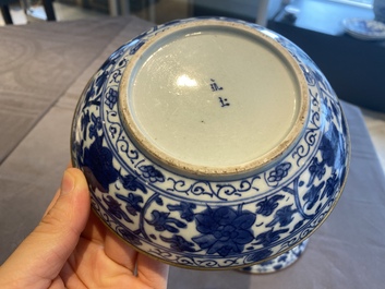 Een paar Chinese blauw-witte 'Bleu de Hue' borden voor de Vietnamese markt, Ngoạn ngọc 玩玉 merk, 19e eeuw