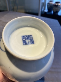 Een Chinese blauw-witte 'Wang Bu' vaas, Yongzheng merk, 20e eeuw