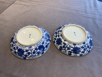 Een paar Chinese blauw-witte 'Bleu de Hue' borden voor de Vietnamese markt, Ngoạn ngọc 玩玉 merk, 19e eeuw