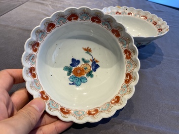 Een paar Japanse Kakiemon kommen met floraal decor, Edo, 17/18e eeuw