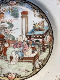 Een fijn Chinees famille rose bord met twee dames en twee jongens in een interieur, Yongzheng/Qianlong