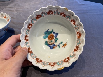 Een paar Japanse Kakiemon kommen met floraal decor, Edo, 17/18e eeuw