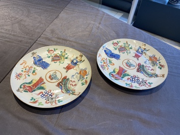 Paire de plats en porcelaine de Chine famille rose, 19&egrave;me