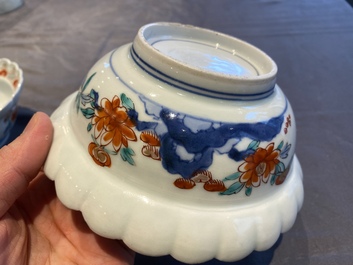 Een paar Japanse Kakiemon kommen met floraal decor, Edo, 17/18e eeuw