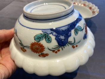 Een paar Japanse Kakiemon kommen met floraal decor, Edo, 17/18e eeuw