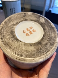 Een paar Chinese qianjiang cai hoedensteunen, Jiangxi Porcelain Company merk, 20e eeuw