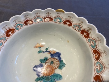 Een paar Japanse Kakiemon kommen met floraal decor, Edo, 17/18e eeuw