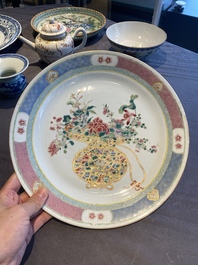 Trois plats, un bol, une th&eacute;i&egrave;re et un zhadou en porcelaine de Chine famille rose et en bleu et blanc,  18/19&egrave;me