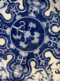 Six pi&egrave;ces en porcelaine de Chine en bleu et blanc, c&eacute;ladon et famille rose, 19/20&egrave;me