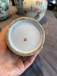 Trois vases en porcelaine de Chine famille rose, deux en famille verte et un plat, 19/20&egrave;me