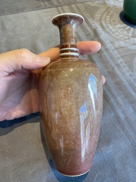 Een Chinese 'sanxian ping' vaas met perzikbloesemglazuur, Kangxi merk maar wellicht later