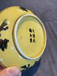 Coupe en porcelaine de Chine &agrave; d&eacute;cor de dragons en aubergine et vert sur fond jaune, marque et &eacute;poque de Guangxu