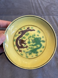 Coupe en porcelaine de Chine &agrave; d&eacute;cor de dragons en aubergine et vert sur fond jaune, marque et &eacute;poque de Guangxu