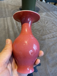 Petit vase en porcelaine de Chine &agrave; &eacute;mail en rouge rubis monochrome, 19&egrave;me