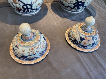 Een paar Japanse Imari dekselvazen, Edo, 17/18e eeuw