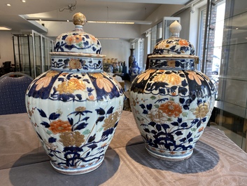 Paire de vases couverts en porcelaine Imari de Japon, Edo, 17/18&egrave;me