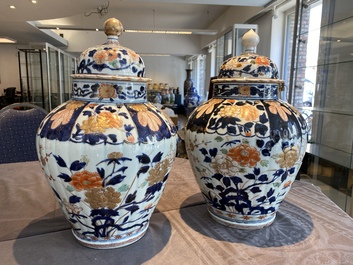 Een paar Japanse Imari dekselvazen, Edo, 17/18e eeuw