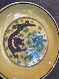 Een Chinees 'draken' bordje met aubergine en groen 'draken' decor, Guangxu merk en periode