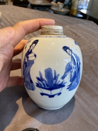 Jarre &agrave; d&eacute;cor de 'Longues dames' en porcelaine de Chine en bleu et blanc, Kangxi