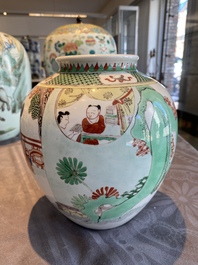 Trois vases en porcelaine de Chine famille rose, deux en famille verte et un plat, 19/20&egrave;me