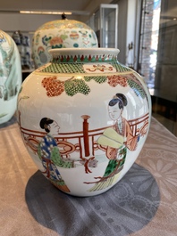 Drie Chinese famille rose vazen, twee famille verte vazen en een schotel, 19/20e eeuw