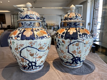 A pair of Japanese Imari vases and covers, Edo, 17/18th C.