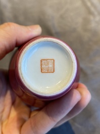 Een Chinese monochrome robijnrode vaas, Qianlong merk, Republiek