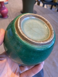 Een Chinese monochrome appelgroene flesvormige vaas, Qing