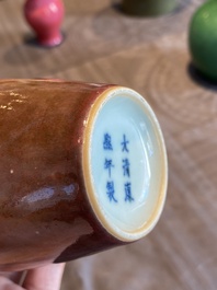 Vase de type 'sanxian ping' en porcelaine de Chine &agrave; &eacute;mail dite 'fleur de p&ecirc;cher', marque de Kangxi mais probablement post&eacute;rieur