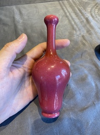 Vase en porcelaine de Chine &agrave; &eacute;mail en rouge rubis monochrome, marque de Qianlong, R&eacute;publique