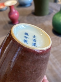 Vase de type 'sanxian ping' en porcelaine de Chine &agrave; &eacute;mail dite 'fleur de p&ecirc;cher', marque de Kangxi mais probablement post&eacute;rieur