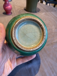 Vase de forme bouteille en porcelaine de Chine en vert monochrome, Qing